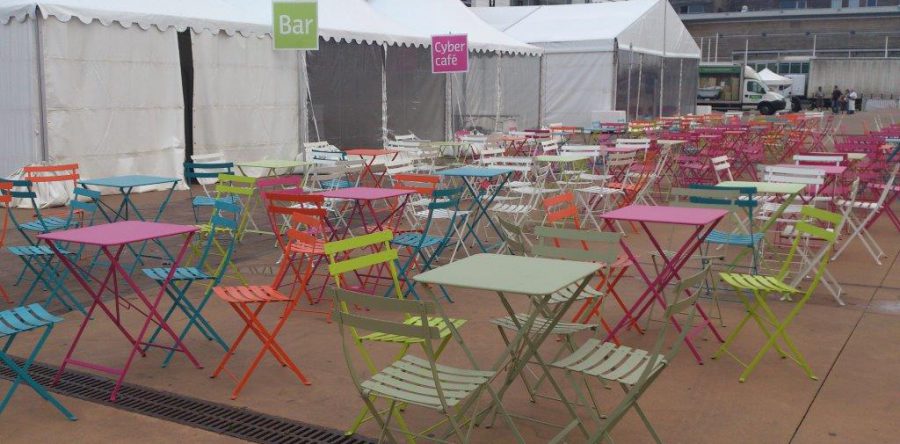 Chaises et tables bistrot en couleurs