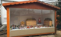 Chalet-marche-de-noel-4m-presentation-creche-facade-en-plexi-Structura