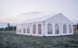 Nous vous proposons à la location ou à la vente un chapiteau entoilage cristal pour un cocktail et pour tout type d’événement particulier de type anniversaire, mariage, mariage, repas de famille. Structura Toulouse, Montauban, Albi, Auch, Castres, Rodez, Perpignan, Agen