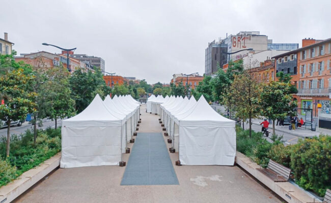Structura propose à la location des pagodes alignées de 3 mètres par 3 mètres pour des stands, sur une courte ou longue durée, selon votre besoin. Contactez-nous !