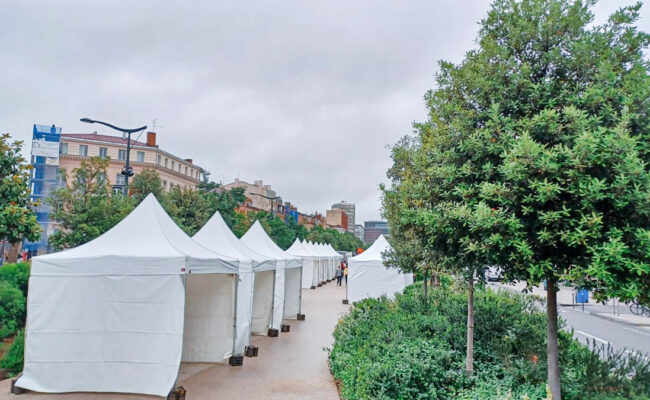 Structura propose à la location des pagodes alignées de 3 mètres par 3 mètres pour des stands, sur une courte ou longue durée, selon votre besoin. Contactez-nous !