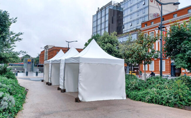 Structura propose à la location des pagodes alignées de 3 mètres par 3 mètres pour des stands, sur une courte ou longue durée, selon votre besoin. Contactez-nous !